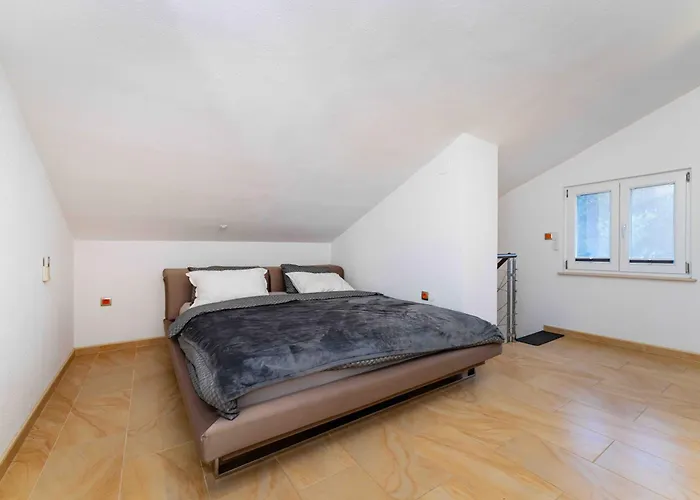 Solea Mit Meerblick In Zaboric, Sibenik *